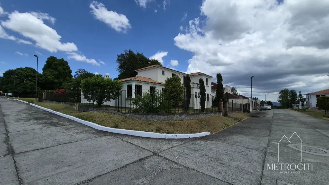 En venta hermosa casa de esquina en carretera a El Salvador — Casa en Venta en Carretera a El Salvador, Guatemala, Ciudad — foto 1 de 11