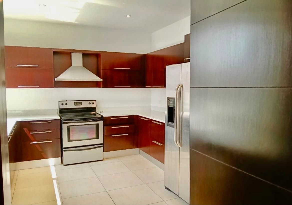 Apartamento de 4 dormitorios de 2 niveles en zona 14 — Apartamento en Alquiler en Zona 14, Guatemala, Ciudad — foto 5 de 8