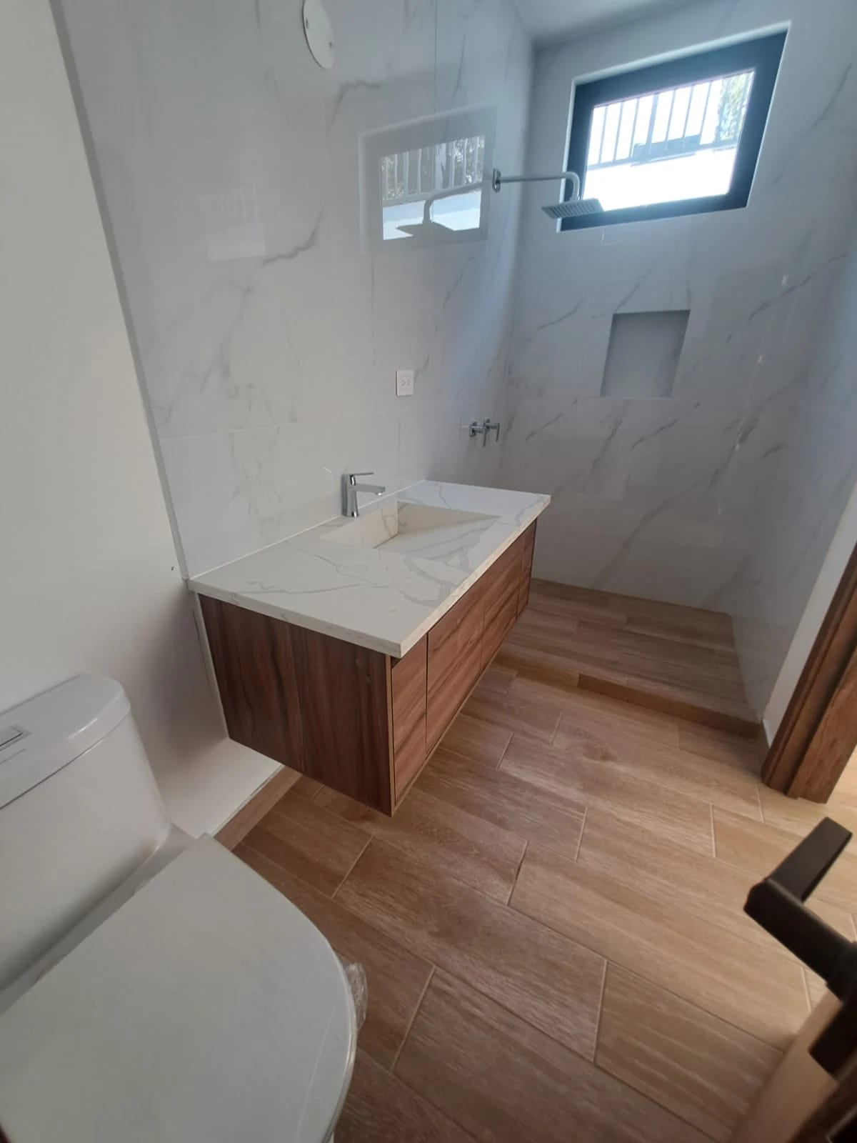 Casa de Lujo en Venta | Colonia Oakland Zona 10 — Casa en Venta en Zona 10, Guatemala, Ciudad — foto 7 de 16