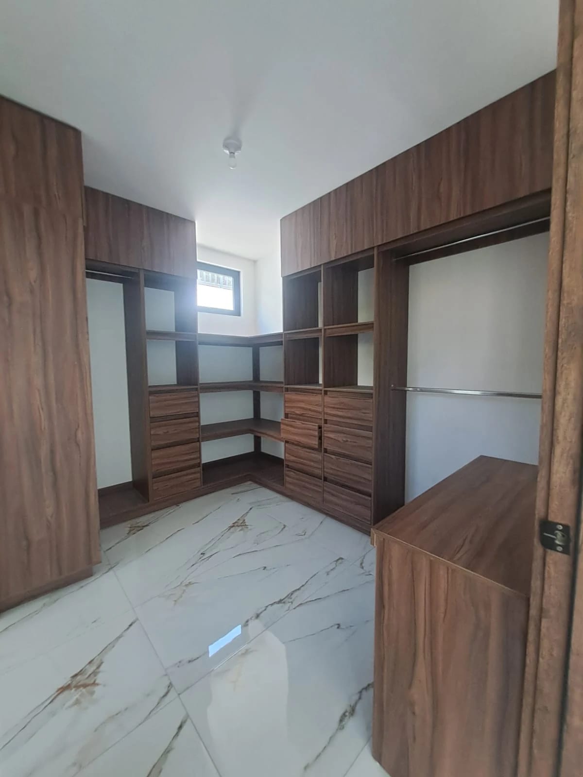 Casa de Lujo en Venta | Colonia Oakland Zona 10 — Casa en Venta en Zona 10, Guatemala, Ciudad — foto 5 de 16