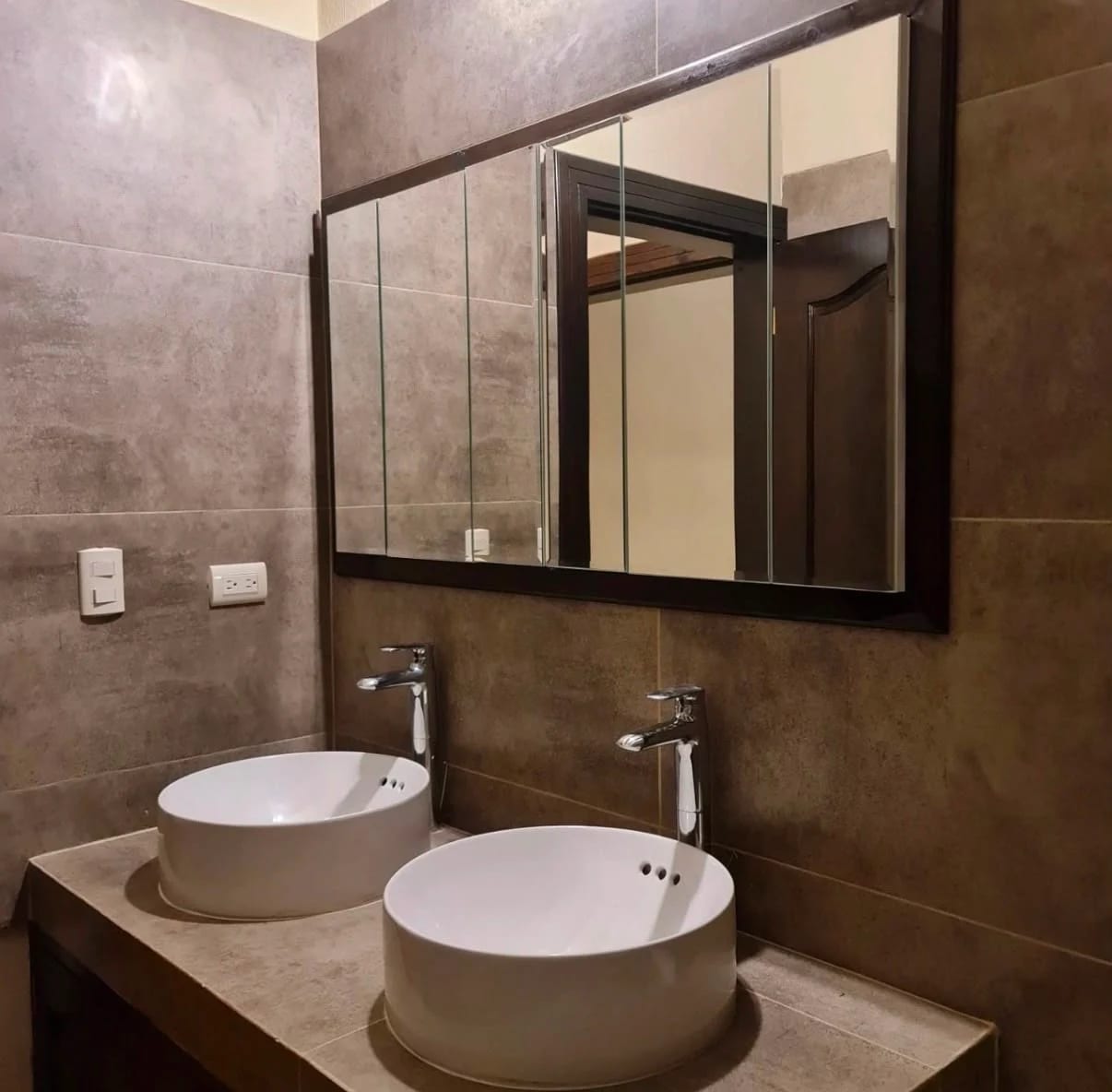 Lujosa Casa de Esquina. Boulevard Principal en Bella Vista Jocotenango — Casa en Venta en Jocotenango, Sacatepéquez — foto 8 de 9