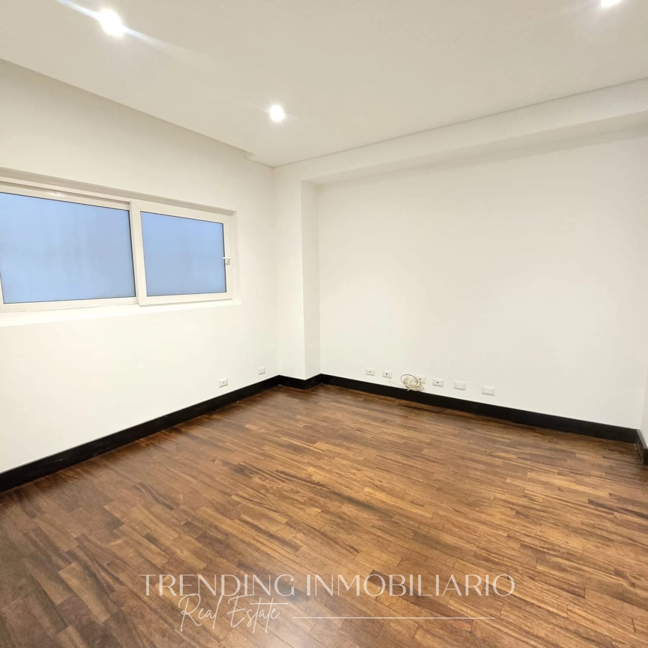 Apartamento en renta zona 14 edificio 5 Avenida de 3 habitaciones + 3 parqueos — Apartamento en Alquiler en Quinta Avenida, Zona 14, Guatemala, Ciudad — foto 9 de 11