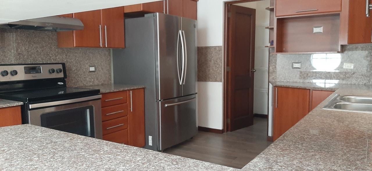 Disponible en Renta Hermosa Casa de Tres Niveles Colonia Elgin Zona 13 — Casa en Alquiler en Elgin, Zona 13, Guatemala, Ciudad — foto 5 de 10
