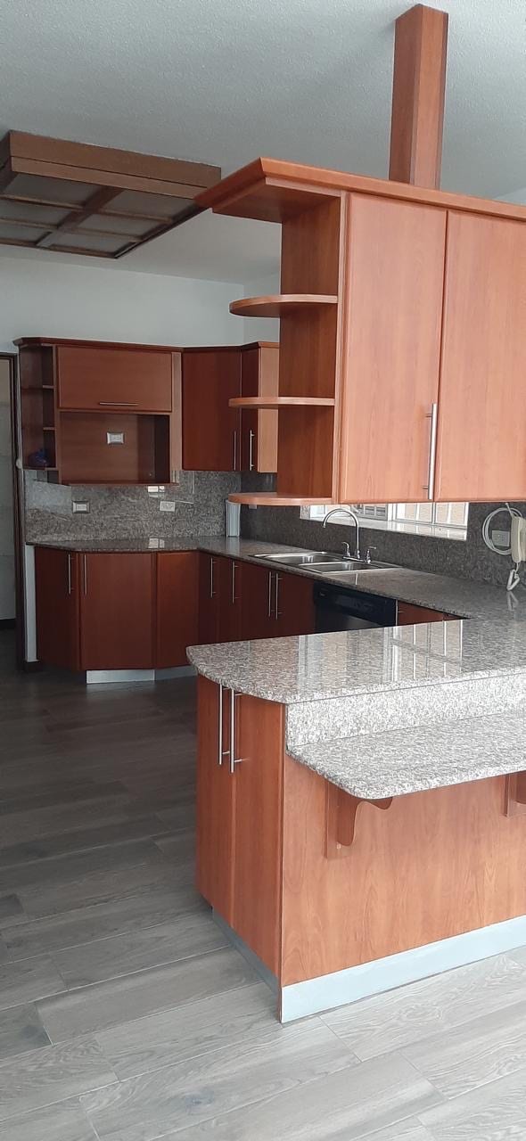 Disponible en Renta Hermosa Casa de Tres Niveles Colonia Elgin Zona 13 — Casa en Alquiler en Elgin, Zona 13, Guatemala, Ciudad — foto 6 de 10