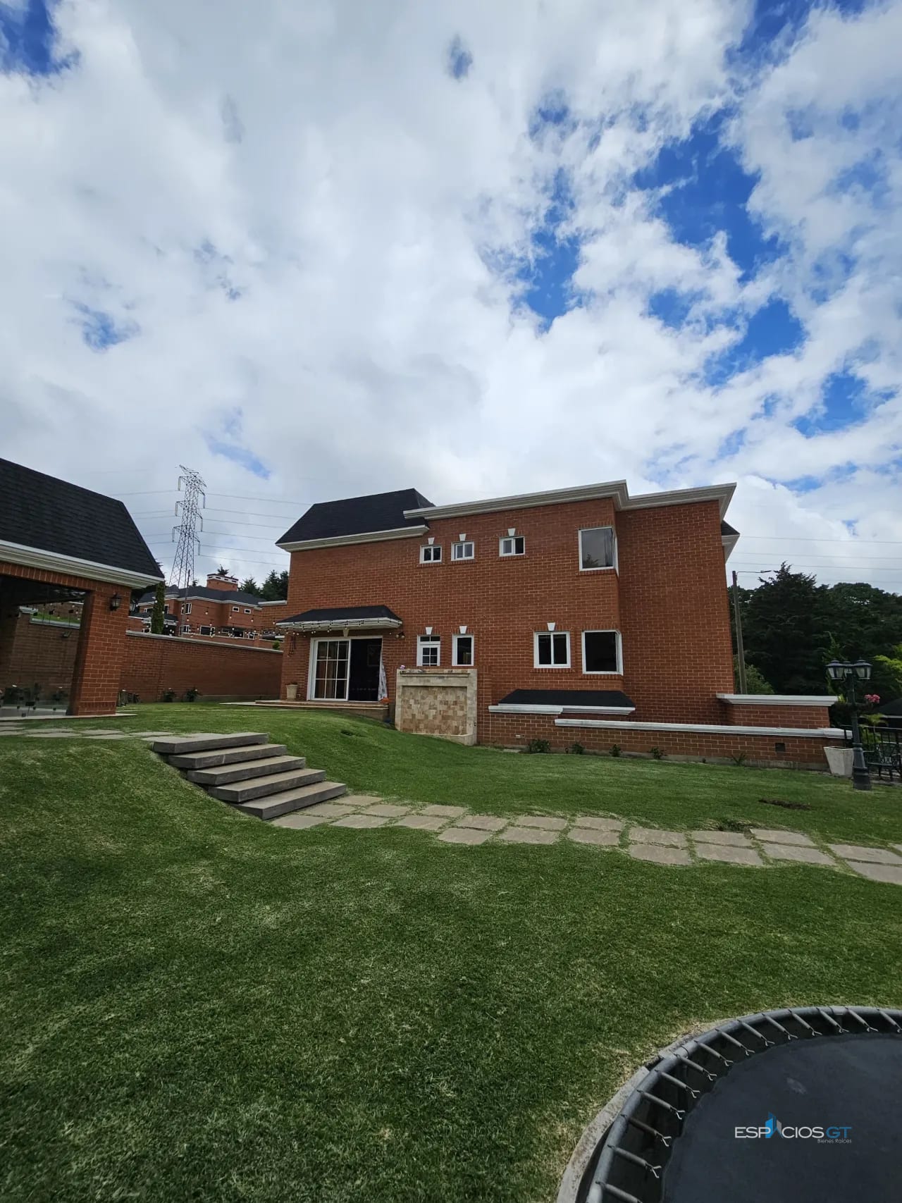Hermosa casa con amplio jardín y terreno adicional Km. 16.5 CAES — Casa en Venta en Carretera a El Salvador, Guatemala, Ciudad — foto 5 de 7
