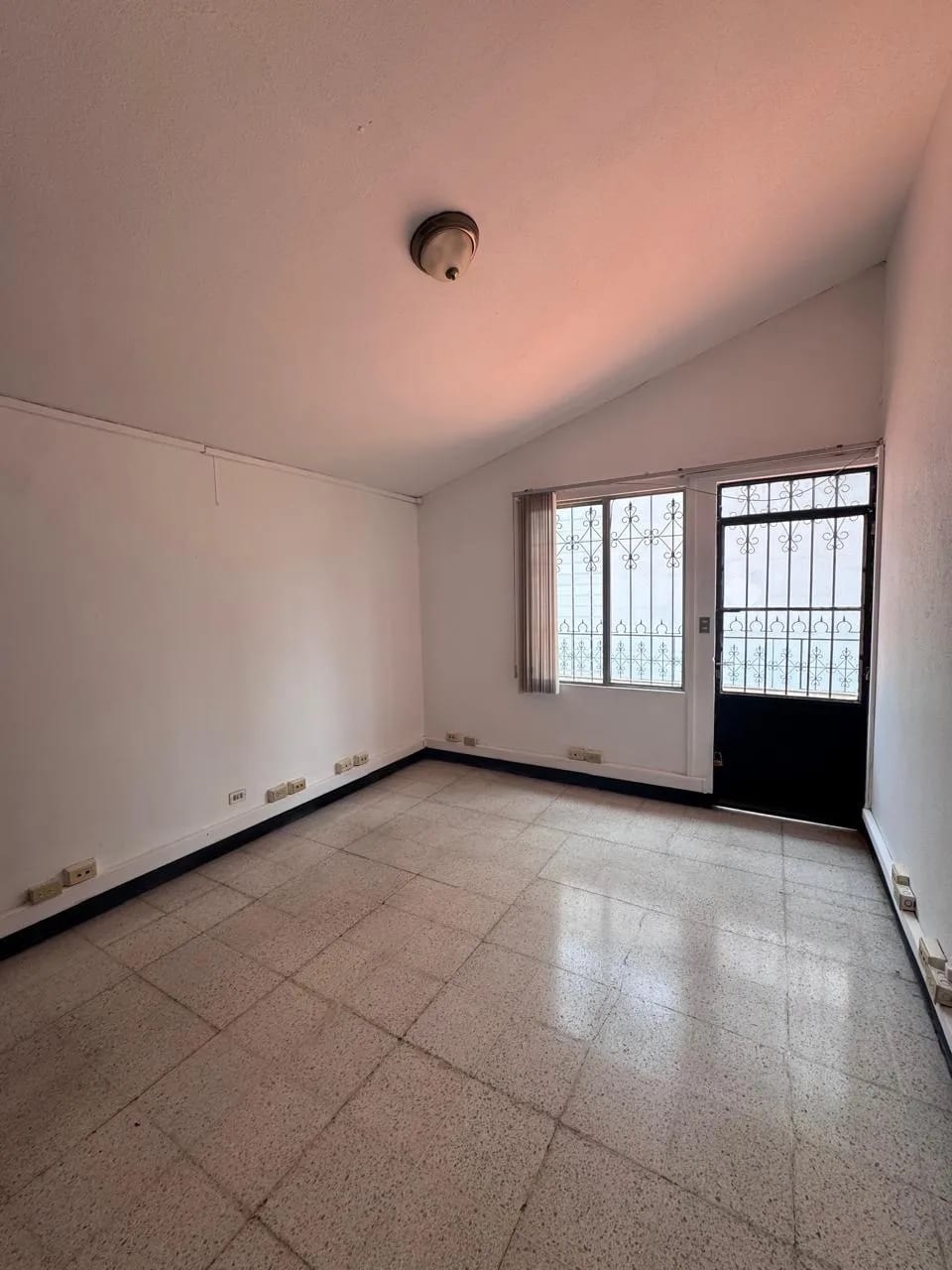 Casa en renta de equina en zona 13 en 15 avenida — Casa en Alquiler en Zona 13, Guatemala, Ciudad — foto 6 de 9