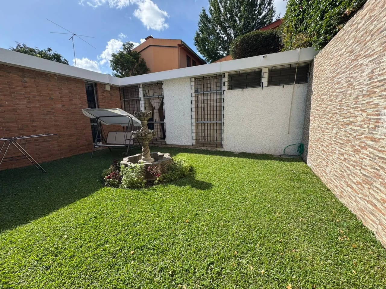 Renta de casa en zona 10 por calle de los Hospitales — Casa en Alquiler en Zona 10, Guatemala, Ciudad — foto 13 de 17