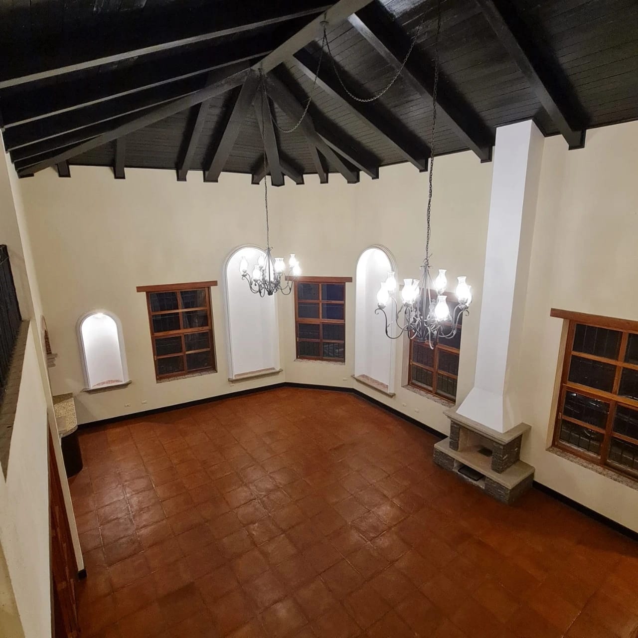 Bella Vista Jocotenango: Lujosa Casa de Esquina sobre Boulevard — Casa en Venta en Jocotenango, Sacatepéquez — foto 4 de 17