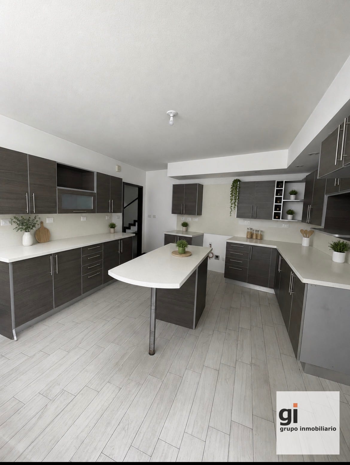 Hermosa casa en venta Zona 16.4 dormitorios cada uno con su baño — Casa en Venta en Zona 16, Guatemala, Ciudad — foto 1 de 7
