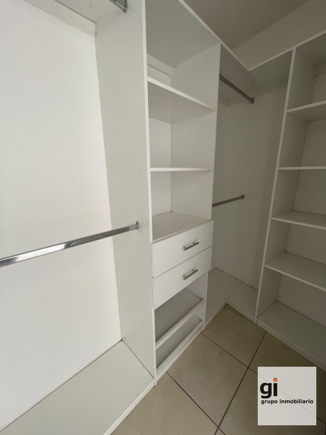 Hermosa casa en venta Zona 16.4 dormitorios cada uno con su baño — Casa en Venta en Zona 16, Guatemala, Ciudad — foto 3 de 7