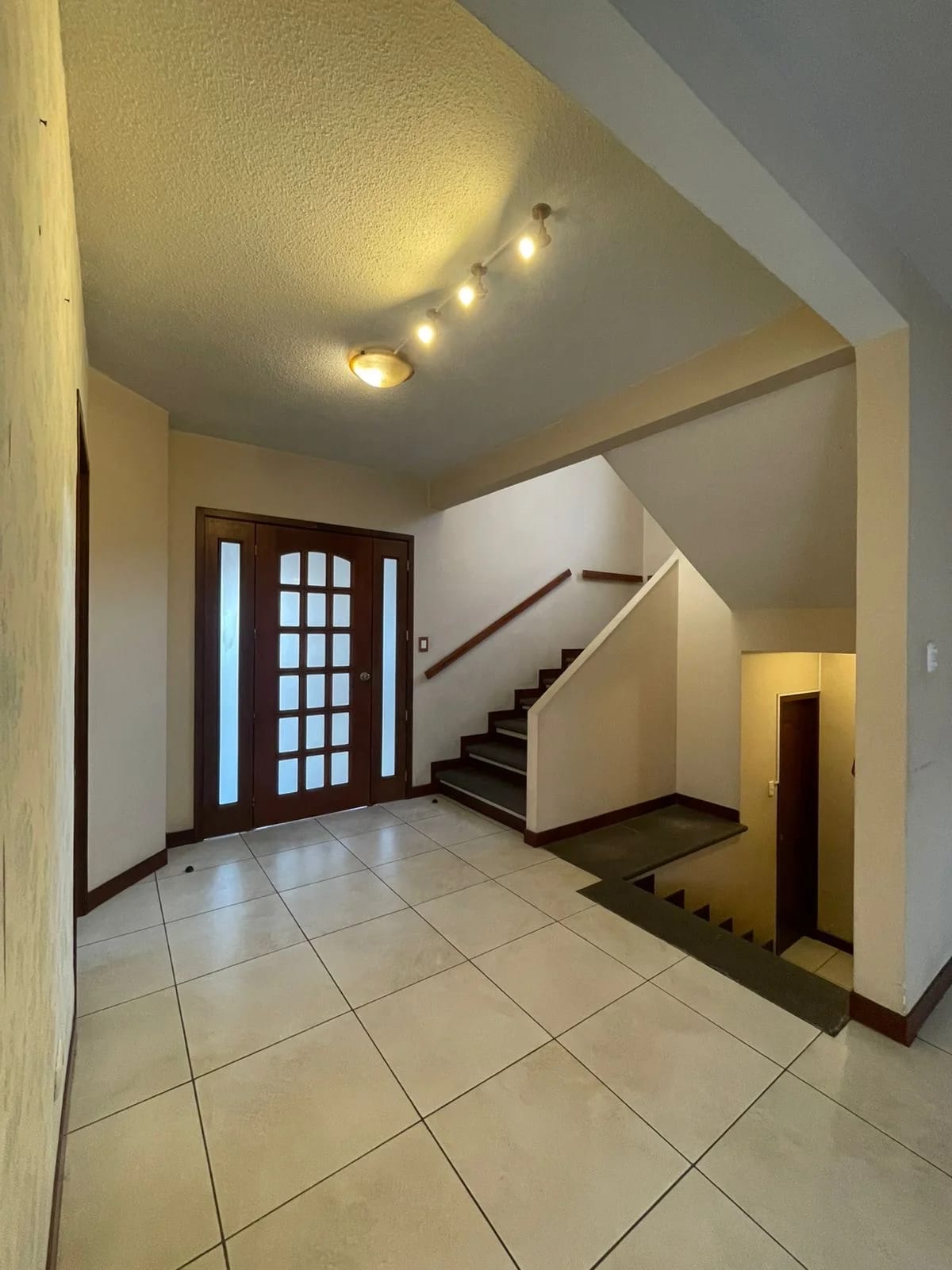 Casa amplia en Bosques de San Nicolás, Zona 4 de Mixco — Casa en Venta en Bosques de San Nicolás, Zona 4 Mixco, Guatemala, Ciudad — foto 2 de 17