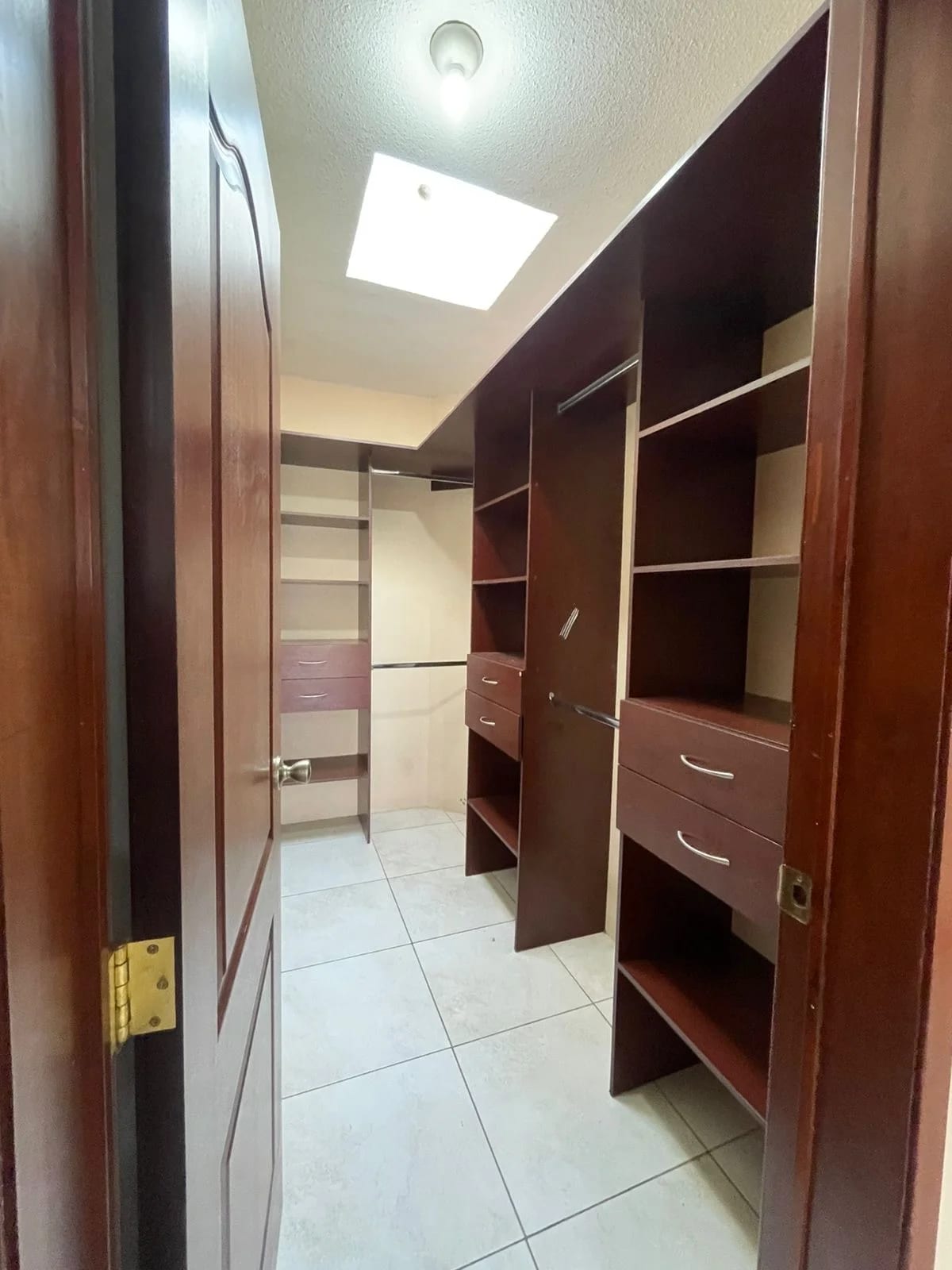 Casa amplia en Bosques de San Nicolás, Zona 4 de Mixco — Casa en Venta en Bosques de San Nicolás, Zona 4 Mixco, Guatemala, Ciudad — foto 8 de 17