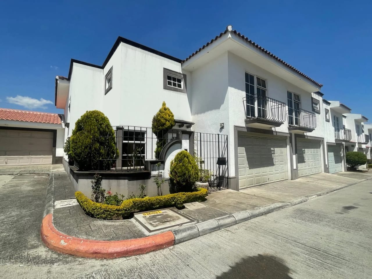 Casa amplia en Bosques de San Nicolás, Zona 4 de Mixco — Casa en Venta en Bosques de San Nicolás, Zona 4 Mixco, Guatemala, Ciudad — foto 6 de 17