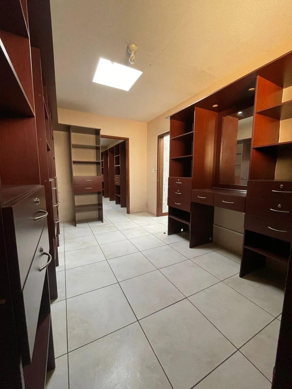 Casa amplia en Bosques de San Nicolás, Zona 4 de Mixco — Casa en Venta en Bosques de San Nicolás, Zona 4 Mixco, Guatemala, Ciudad — foto 13 de 17