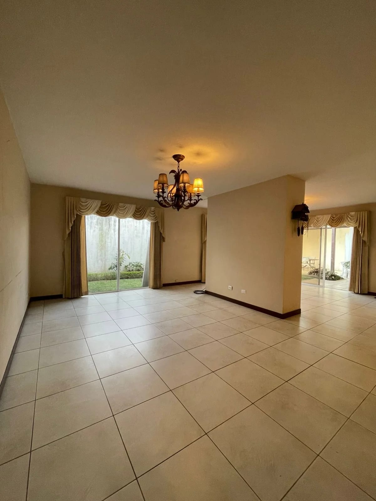 Casa amplia en Bosques de San Nicolás, Zona 4 de Mixco — Casa en Venta en Bosques de San Nicolás, Zona 4 Mixco, Guatemala, Ciudad — foto 12 de 17