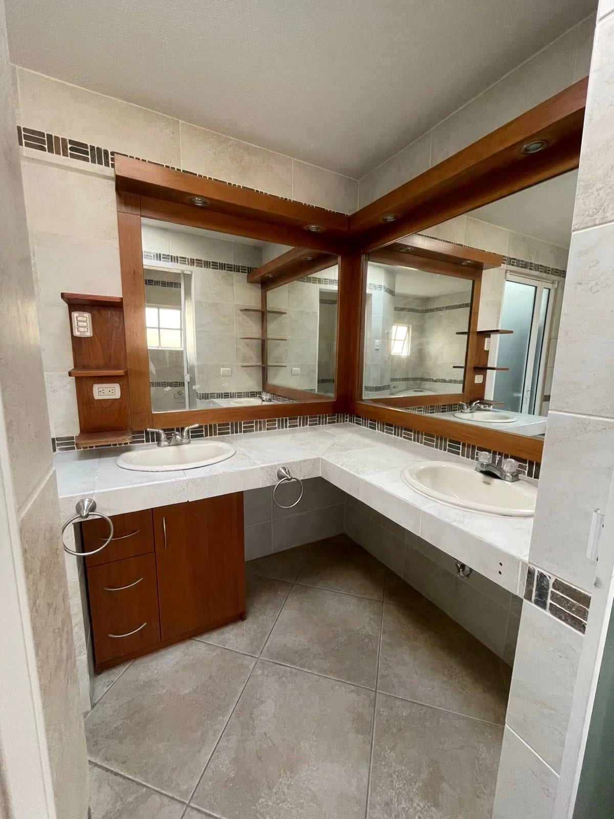 Casa amplia en Bosques de San Nicolás, Zona 4 de Mixco — Casa en Venta en Bosques de San Nicolás, Zona 4 Mixco, Guatemala, Ciudad — foto 9 de 17
