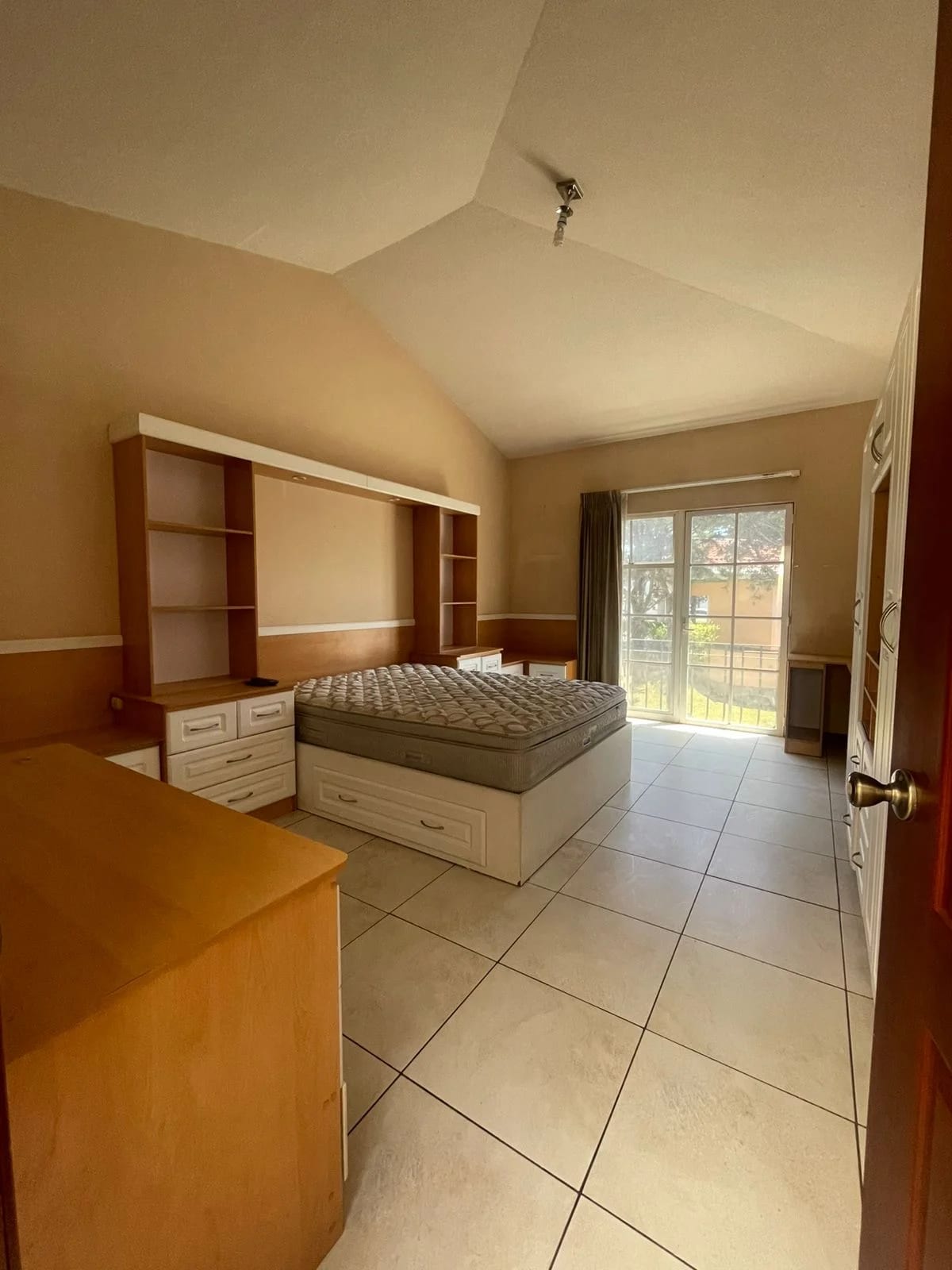 Casa amplia en Bosques de San Nicolás, Zona 4 de Mixco — Casa en Venta en Bosques de San Nicolás, Zona 4 Mixco, Guatemala, Ciudad — foto 14 de 17