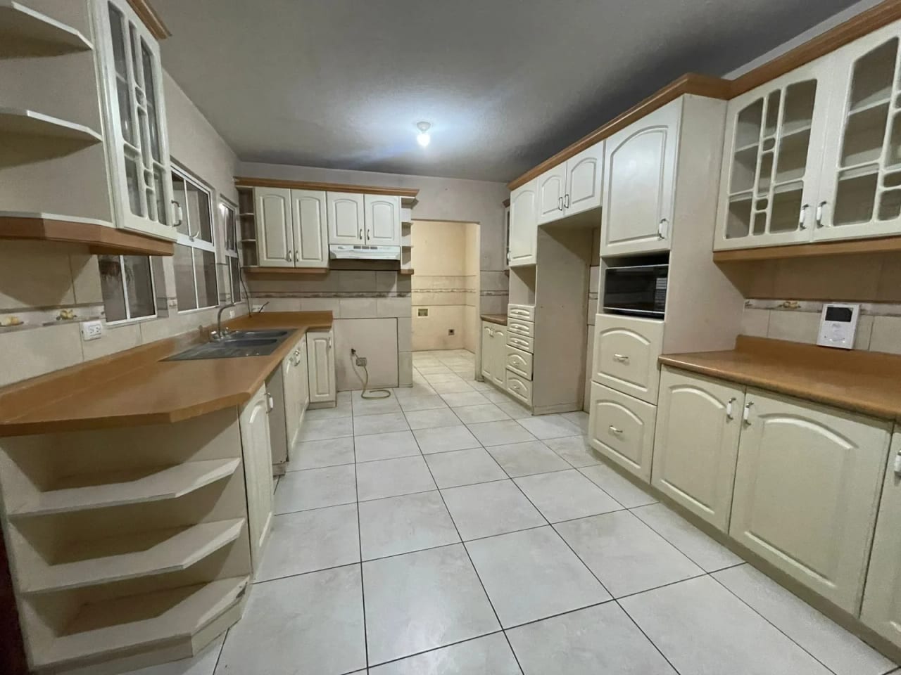 Casa amplia en Bosques de San Nicolás, Zona 4 de Mixco — Casa en Venta en Bosques de San Nicolás, Zona 4 Mixco, Guatemala, Ciudad — foto 15 de 17