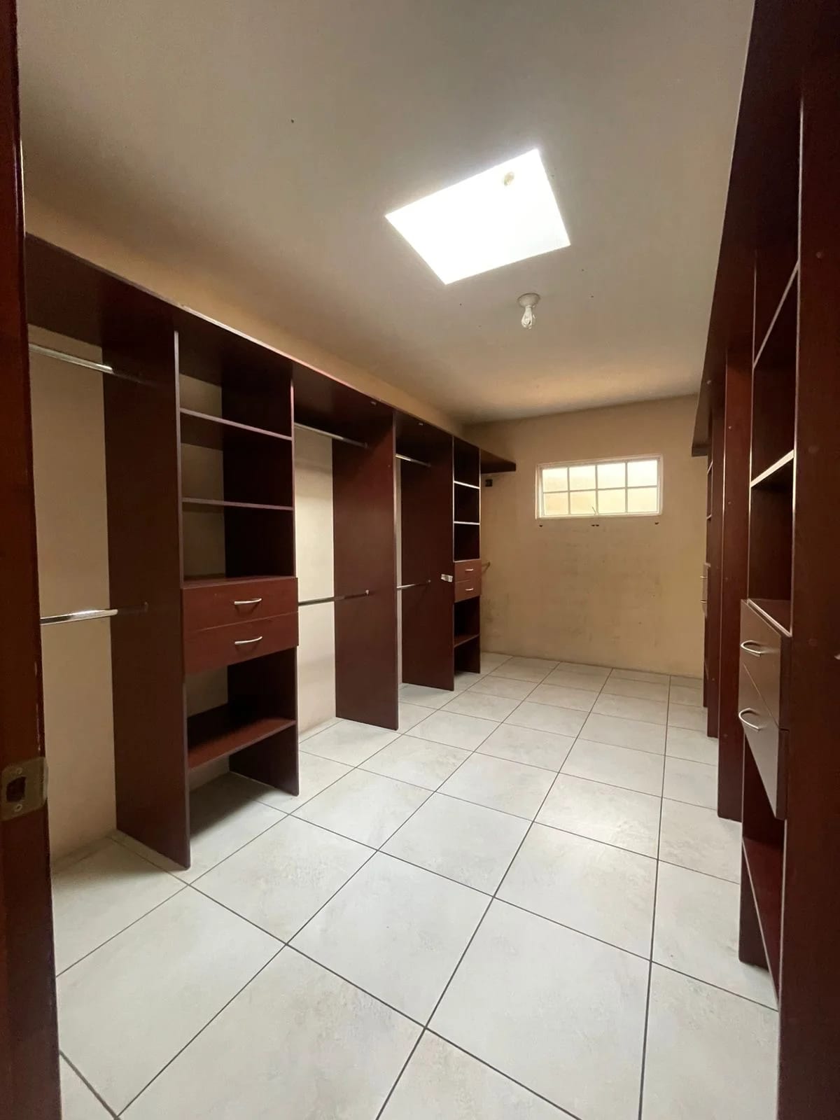 Casa amplia en Bosques de San Nicolás, Zona 4 de Mixco — Casa en Venta en Bosques de San Nicolás, Zona 4 Mixco, Guatemala, Ciudad — foto 11 de 17