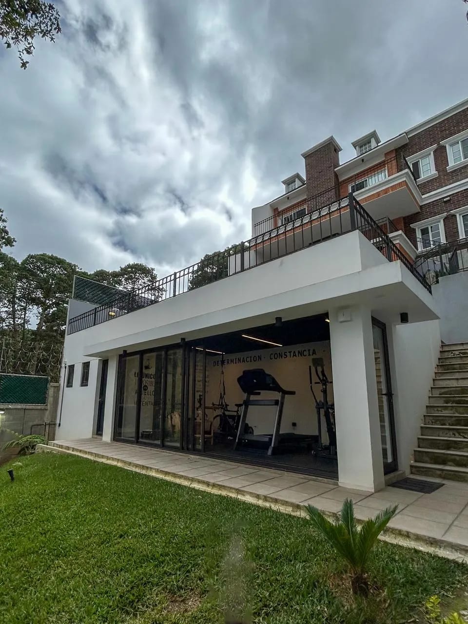 Espectacular casa en venta, Santa Rosalía, acceso por CES y zona 16 — Casa en Venta en Santa Rosalia La Laguna, Carretera a El Salvador, Guatemala, Ciudad — foto 1 de 17