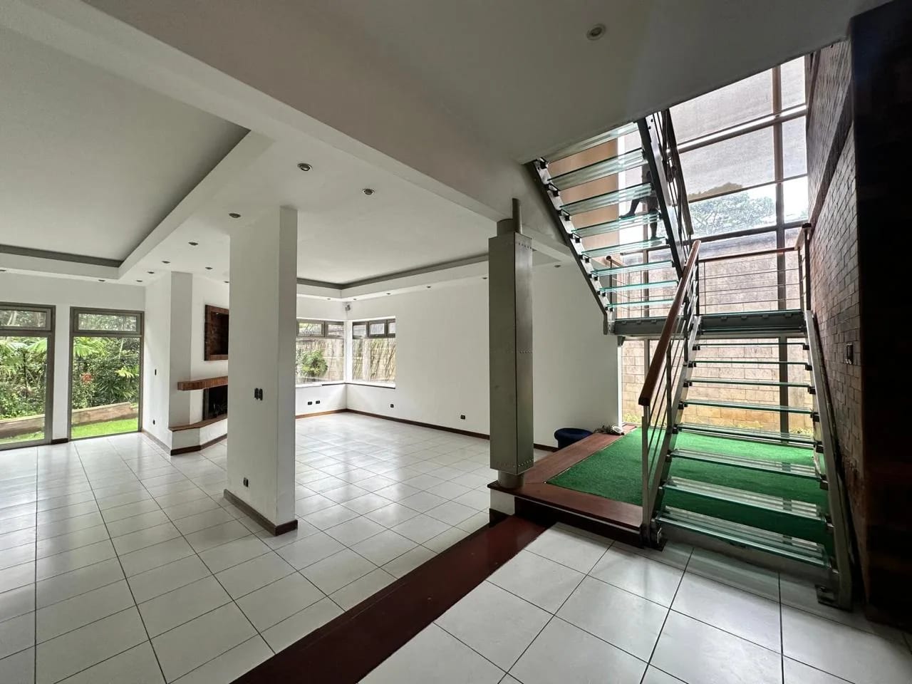 Amplia e iluminada casa en venta, Kanajuyú zona 16 — Casa en Venta en Kanajuyú, Zona 16, Guatemala, Ciudad — foto 4 de 10