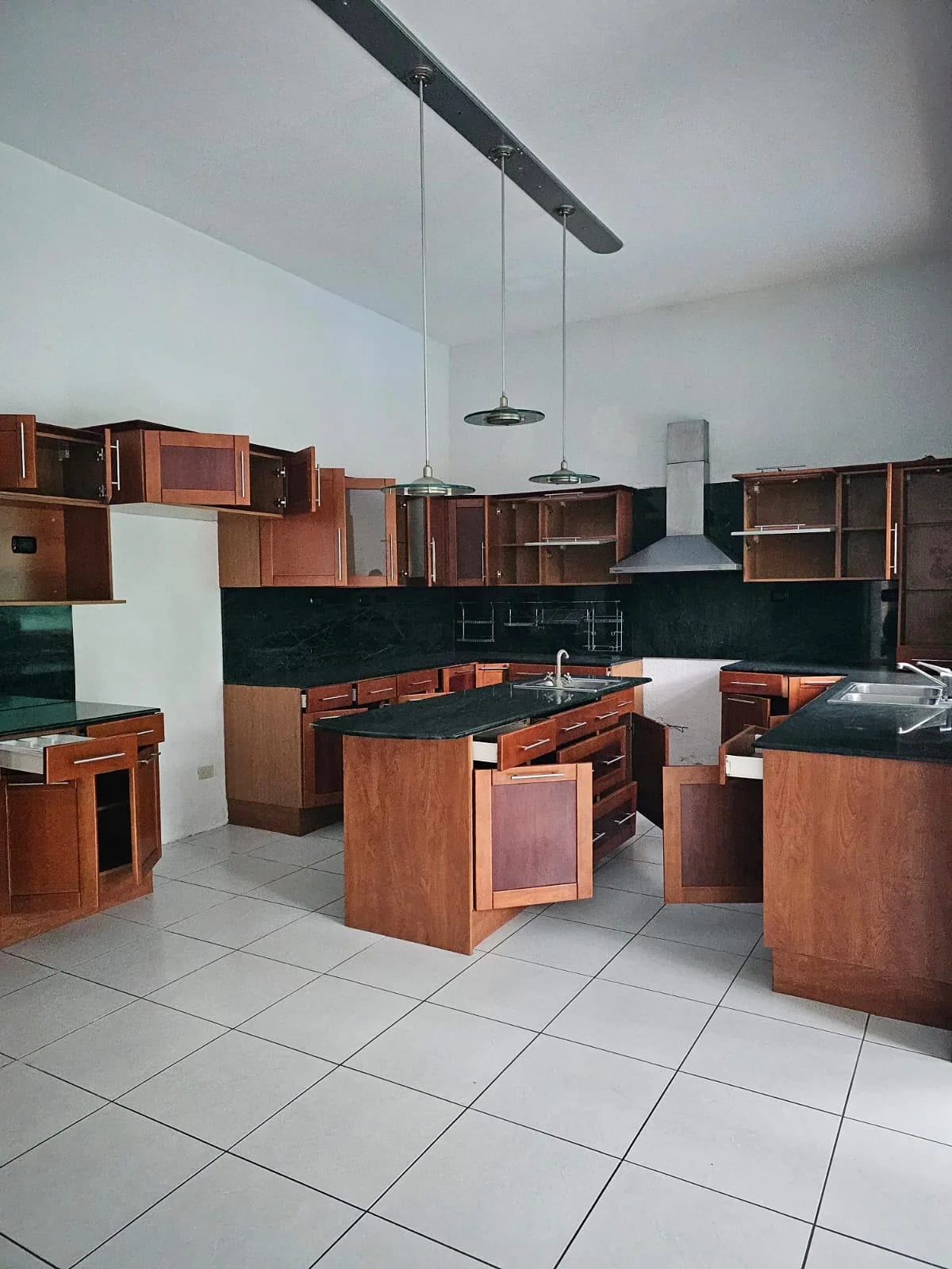 Amplia e iluminada casa en venta, Kanajuyú zona 16 — Casa en Venta en Kanajuyú, Zona 16, Guatemala, Ciudad — foto 9 de 10