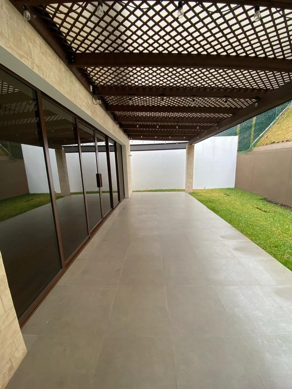 Amplia e iluminada casa en venta, Lomas de San Isidro zona 16 — Casa en Venta en Lomas de San Isidro, Zona 16, Guatemala, Ciudad — foto 1 de 11