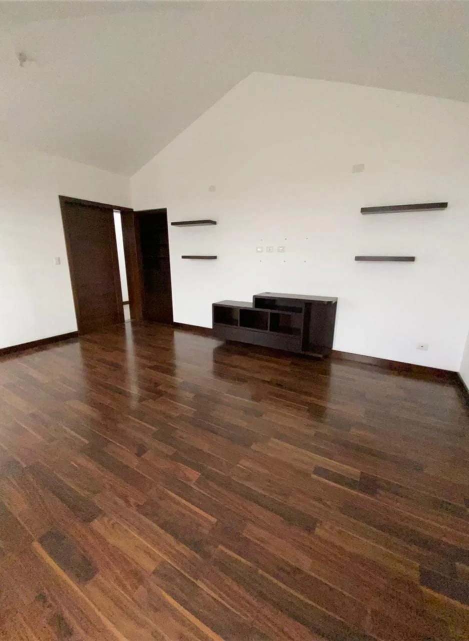 Amplia e iluminada casa en venta, Lomas de San Isidro zona 16 — Casa en Venta en Lomas de San Isidro, Zona 16, Guatemala, Ciudad — foto 6 de 11