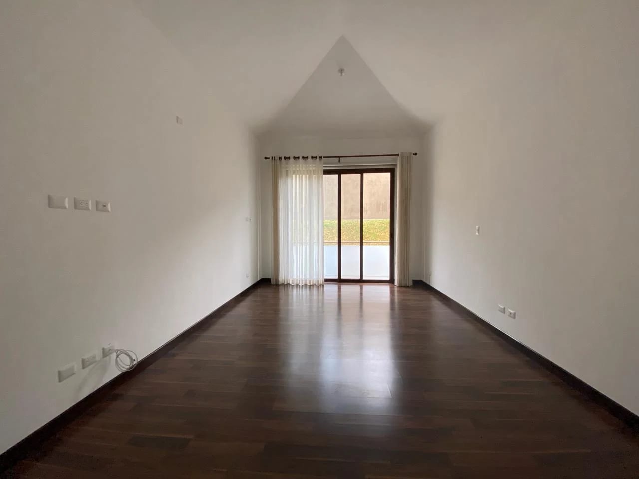 Amplia e iluminada casa en venta, Lomas de San Isidro zona 16 — Casa en Venta en Lomas de San Isidro, Zona 16, Guatemala, Ciudad — foto 8 de 11
