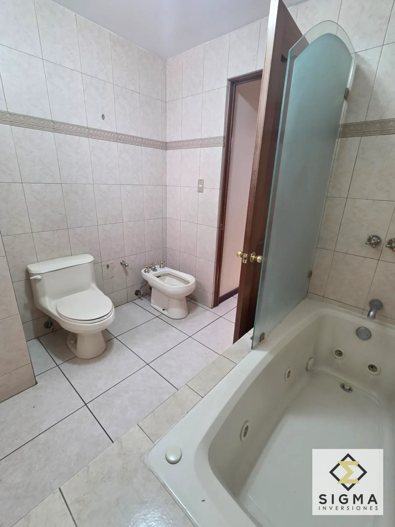 EN VENTA: Amplio apartamento en zona 10, Cerca de la Estación — Apartamento en Venta en Zona 10, Guatemala, Ciudad — foto 14 de 17