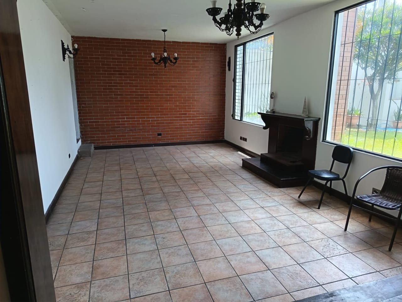 Venta amplia casa para vivienda u oficina zona 15, Colonia Tecún Umán (copia) — Casa en Venta en Zona 15, Guatemala, Ciudad — foto 2 de 17
