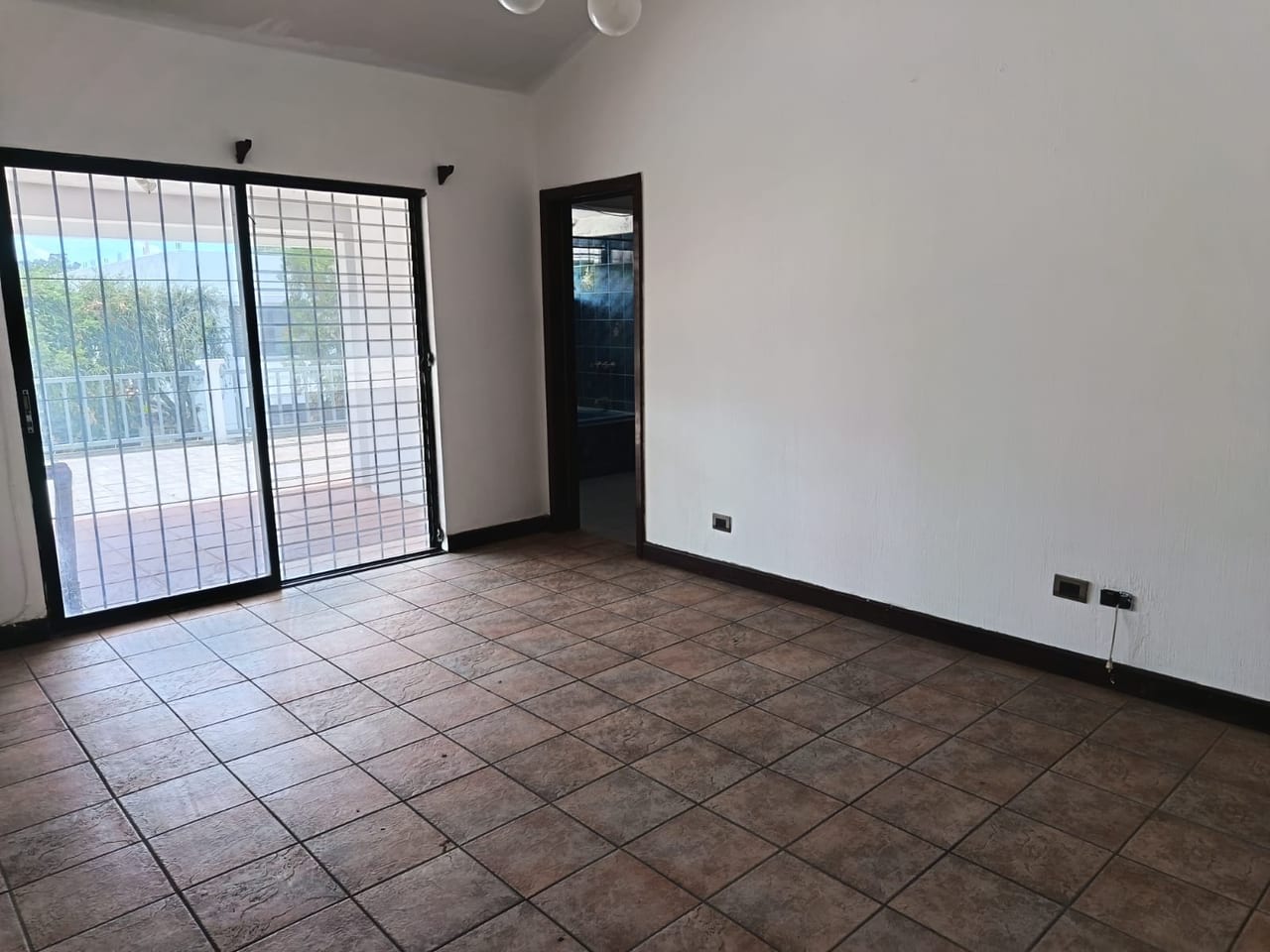 Venta amplia casa para vivienda u oficina zona 15, Colonia Tecún Umán (copia) — Casa en Venta en Zona 15, Guatemala, Ciudad — foto 7 de 17