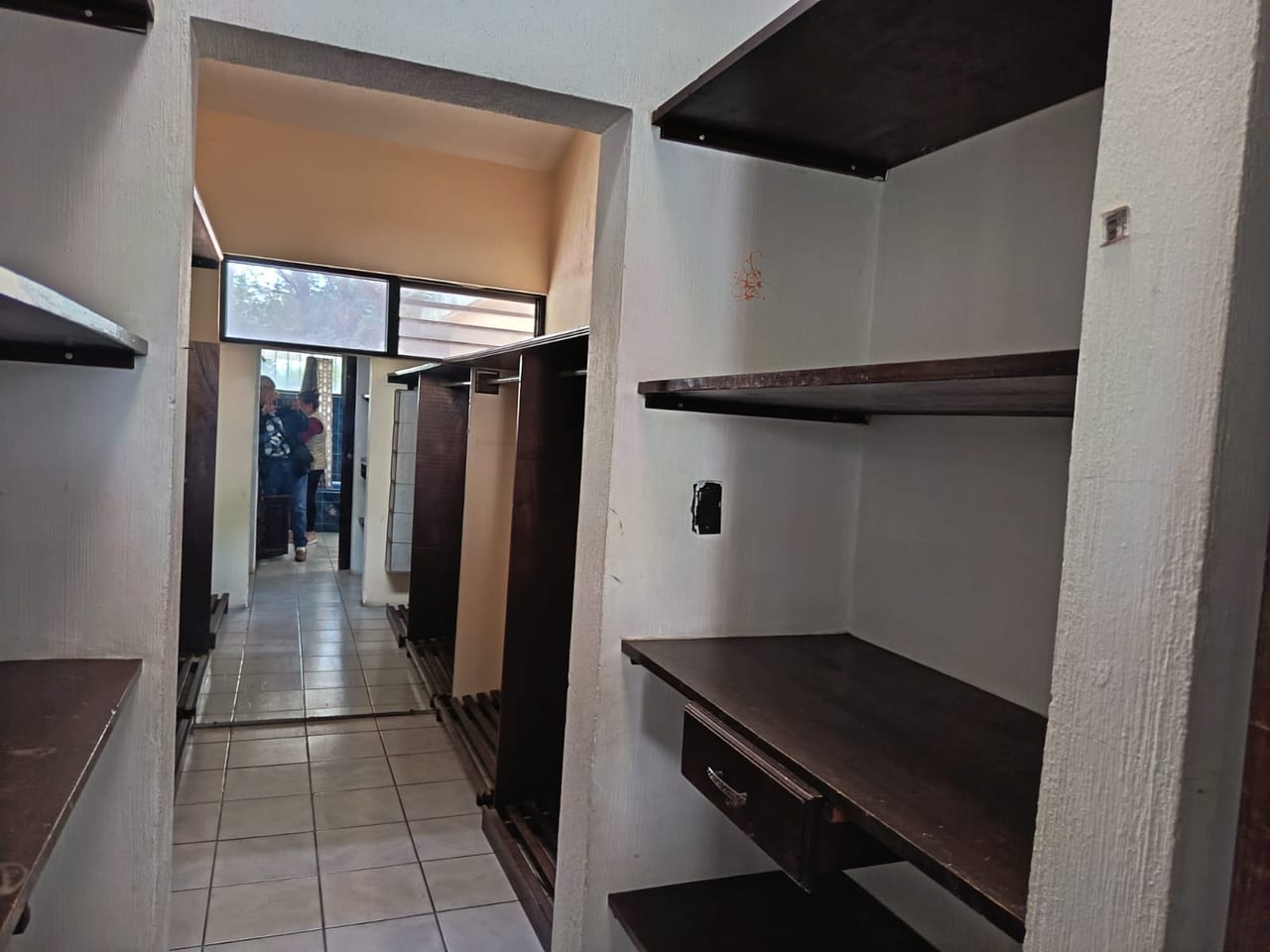 Venta amplia casa para vivienda u oficina zona 15, Colonia Tecún Umán (copia) — Casa en Venta en Zona 15, Guatemala, Ciudad — foto 8 de 17