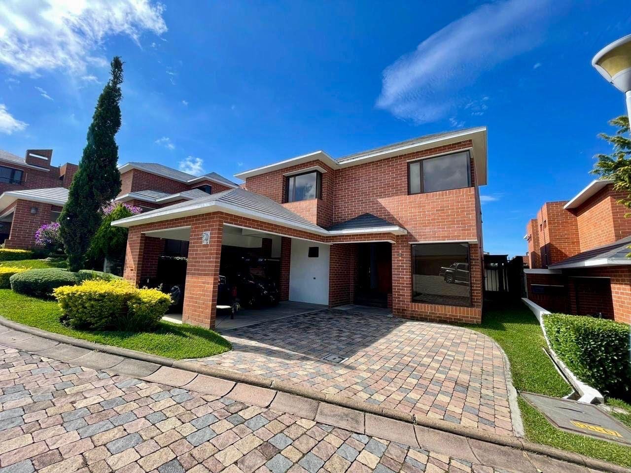Casa en venta | Atarja Bellas luces | 3 habitaciones | jardín | Acceso por La Brecha — Casa en Venta en Bellas Luces, Santa Catarina Pinula, Guatemala, Ciudad — foto 1 de 16