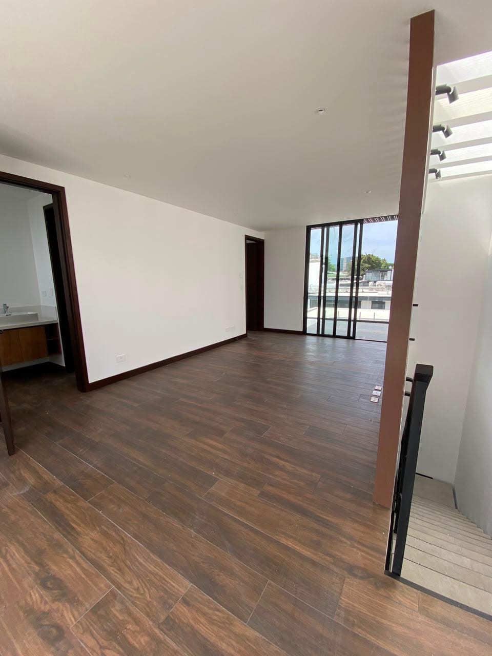 Casa en venta | 5 habitaciones | 3 parqueos | jardín | Molié zona 10 — Casa en Venta en Zona 10, Guatemala, Ciudad — foto 4 de 7