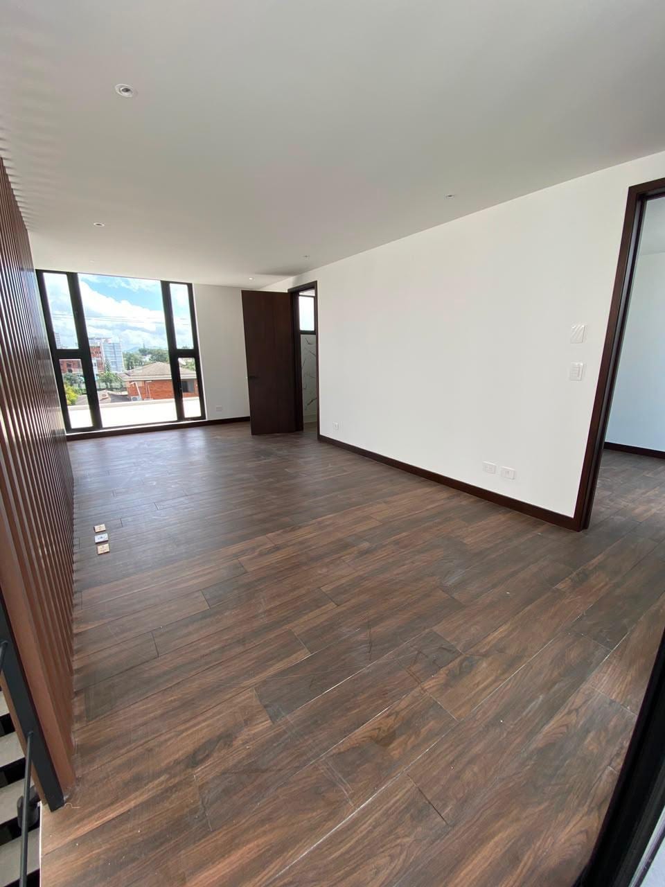 Casa en venta | 5 habitaciones | 3 parqueos | jardín | Molié zona 10 — Casa en Venta en Zona 10, Guatemala, Ciudad — foto 6 de 7
