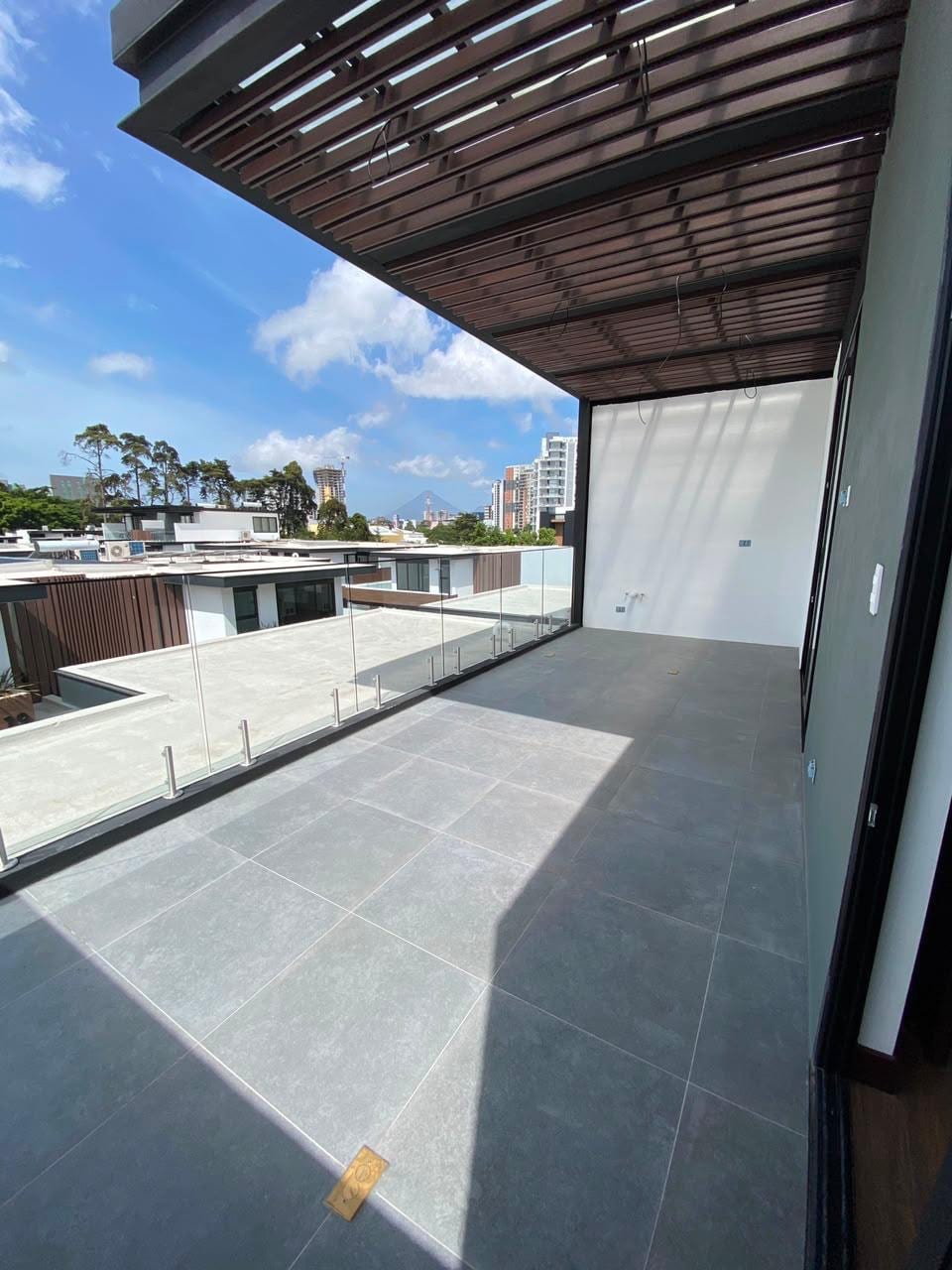 Casa en venta | 5 habitaciones | 3 parqueos | jardín | Molié zona 10 — Casa en Venta en Zona 10, Guatemala, Ciudad — foto 7 de 7