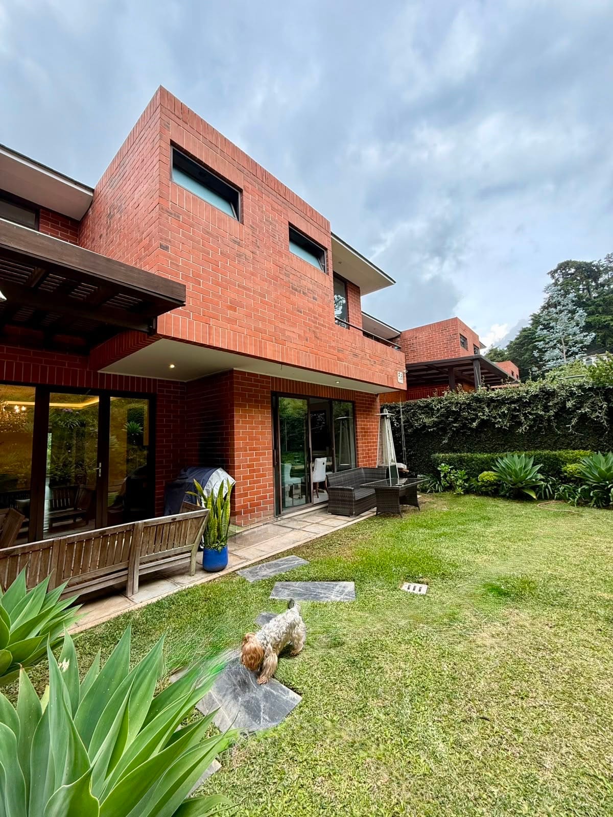 Casa en venta | 5 hab | jardín | 6 parqueos | Residencias Concepcion — Casa en Venta en Pradera Concepción, Carretera a El Salvador, Guatemala, Ciudad — foto 1 de 17