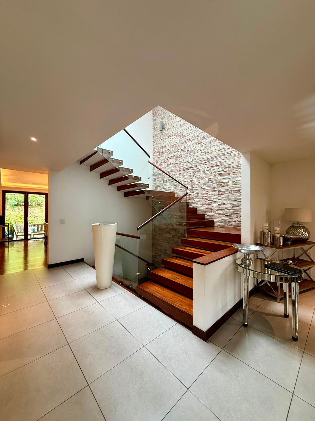 Casa en venta | 5 hab | jardín | 6 parqueos | Residencias Concepcion — Casa en Venta en Pradera Concepción, Carretera a El Salvador, Guatemala, Ciudad — foto 4 de 17