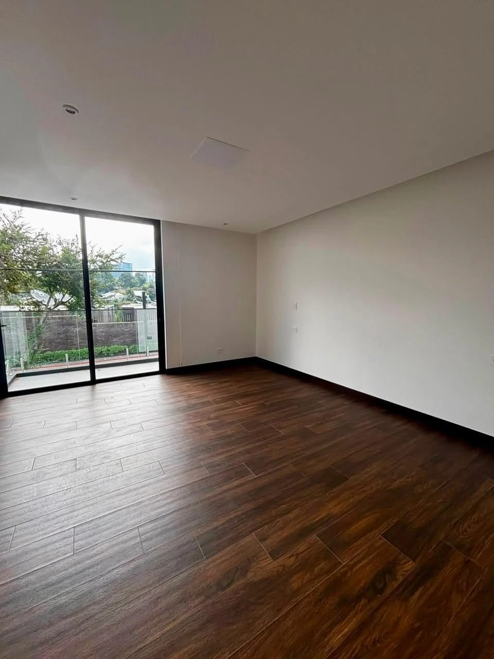 Rento casa en Zona 10 CONDOMINIO DE LUJO — Casa en Alquiler en Zona 10, Guatemala, Ciudad — foto 7 de 17