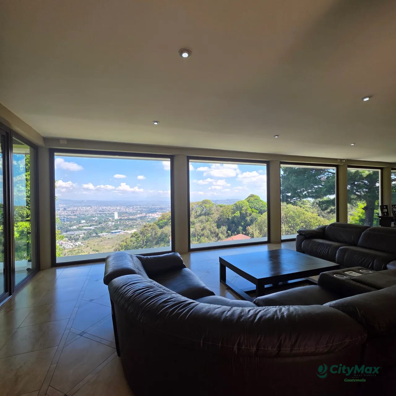 Lujosa Mansion en venta Las Nubes Ciudad Guatemala — Casa en Venta en km 11-15, Carretera a El Salvador, Guatemala, Ciudad — foto 1 de 9