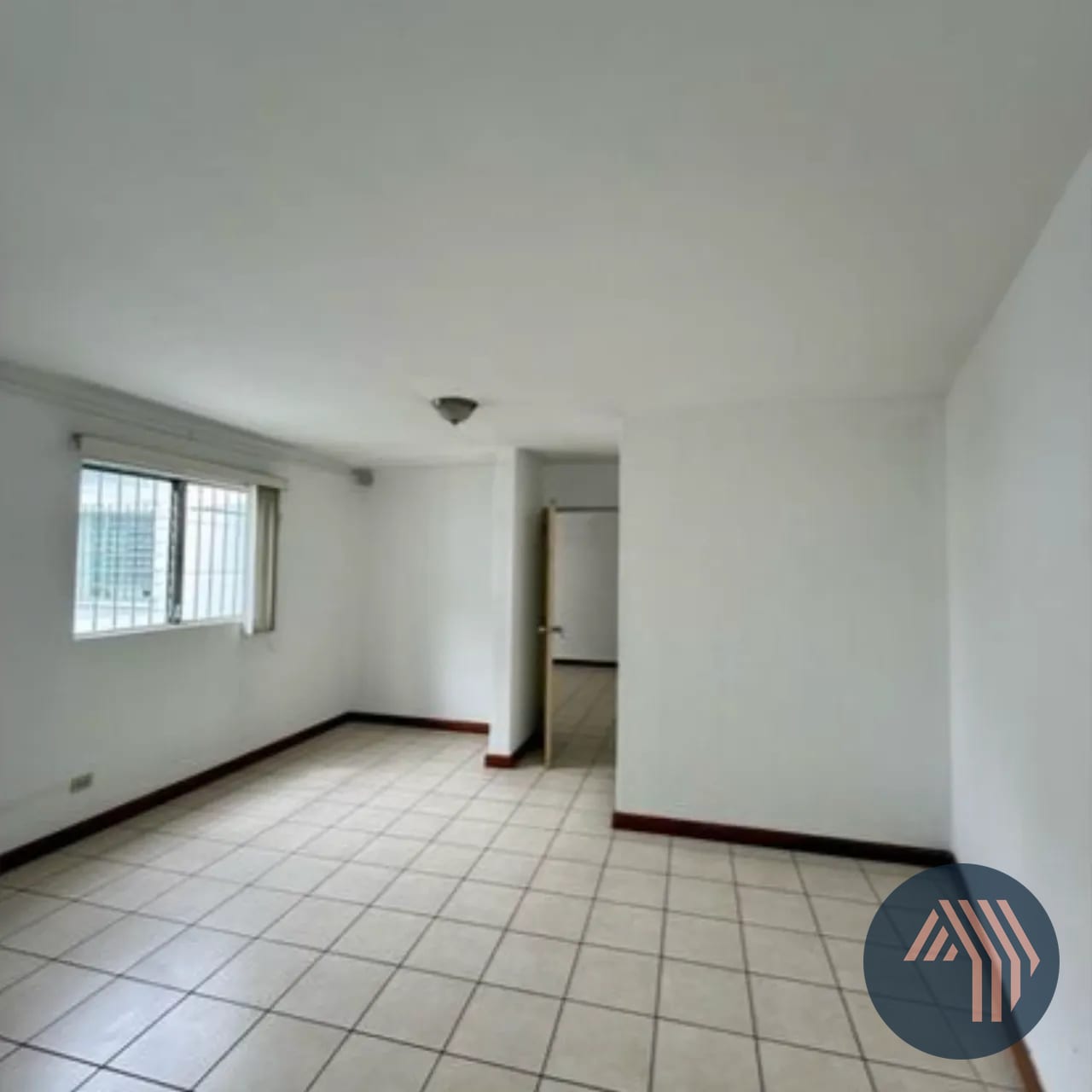 Alquiler de Amplia y Céntrica Casa - Zona 13 — Casa en Alquiler en Zona 13, Guatemala, Ciudad — foto 8 de 10