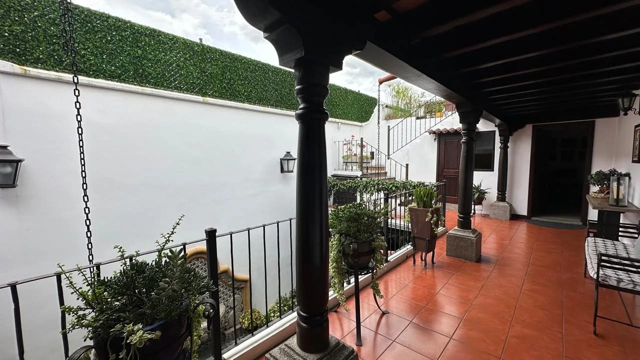 Casa de Lujo en Venta en Plazuela del Conquistador Propiedad Exclusiva con Spa Gimnasio y Paneles Solares — Casa en Venta en Antigua, Sacatepéquez — foto 2 de 4