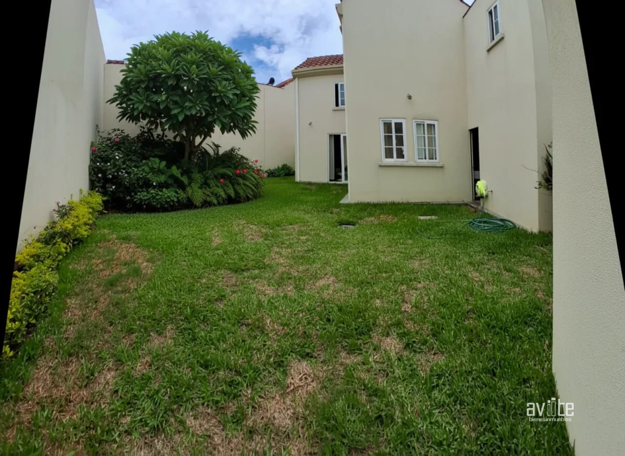 Jardín con casa en Condado Naranjo, dentro de Alameda Norte. — Casa en Venta en Condado Naranjo, Zona 4 Mixco, Guatemala, Ciudad — foto 4 de 10