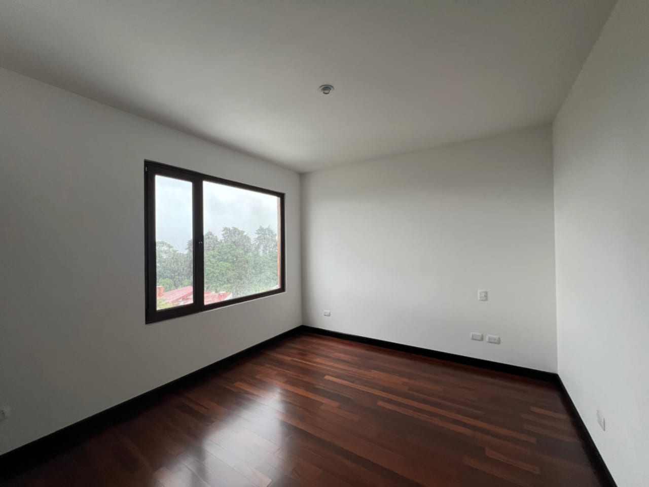 Muxbal Casa Venta Dentro de Condominio Privado, 3 Dormitorios, Salón de Juegos con Salida a Jardín y Baños Completos, 365 MTS2, 2 Parqueos, 3 Diferentes Accesos, $580,000 Dólares — Casa en Venta en Muxbal, Guatemala, Ciudad — foto 5 de 17