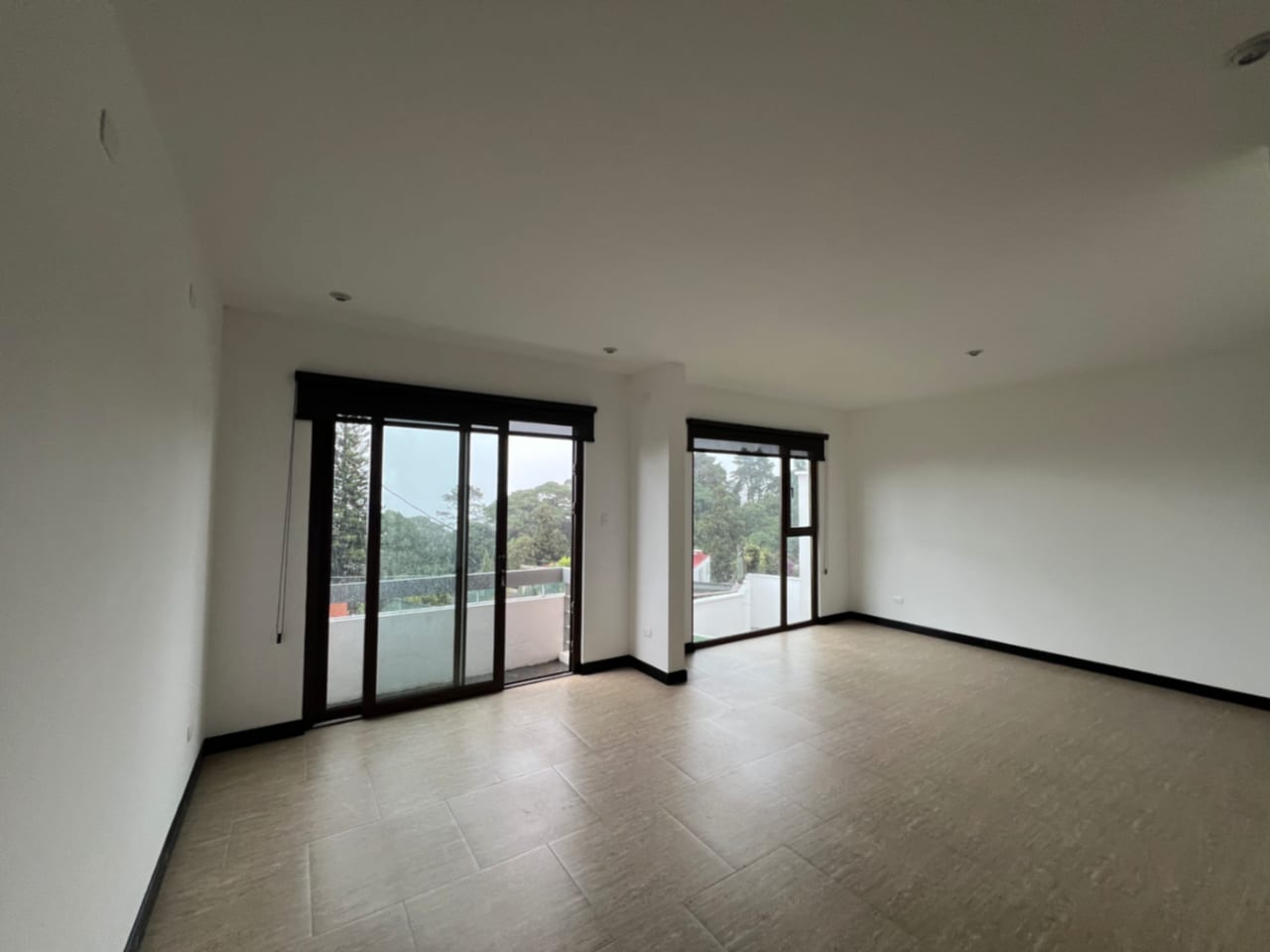 Muxbal Casa Venta Dentro de Condominio Privado, 3 Dormitorios, Salón de Juegos con Salida a Jardín y Baños Completos, 365 MTS2, 2 Parqueos, 3 Diferentes Accesos, $580,000 Dólares — Casa en Venta en Muxbal, Guatemala, Ciudad — foto 4 de 17