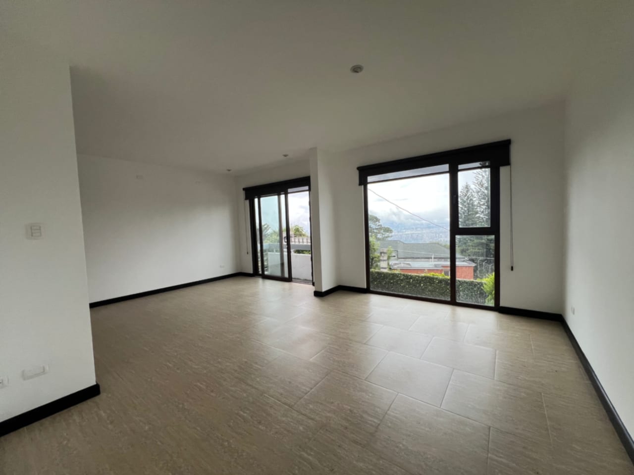 Muxbal Casa Venta Dentro de Condominio Privado, 3 Dormitorios, Salón de Juegos con Salida a Jardín y Baños Completos, 365 MTS2, 2 Parqueos, 3 Diferentes Accesos, $580,000 Dólares — Casa en Venta en Muxbal, Guatemala, Ciudad — foto 3 de 17