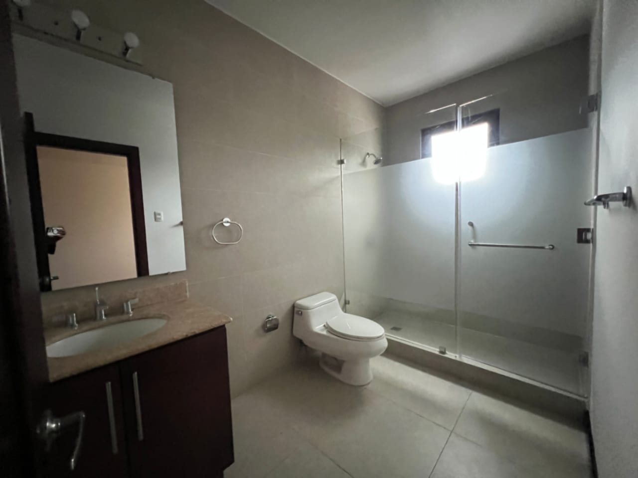 Muxbal Casa Venta Dentro de Condominio Privado, 3 Dormitorios, Salón de Juegos con Salida a Jardín y Baños Completos, 365 MTS2, 2 Parqueos, 3 Diferentes Accesos, $580,000 Dólares — Casa en Venta en Muxbal, Guatemala, Ciudad — foto 6 de 17
