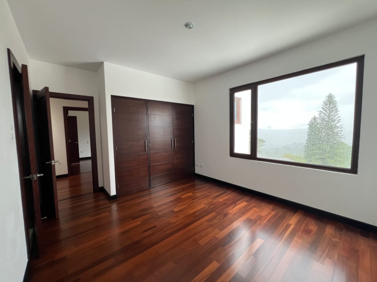 Muxbal Casa Venta Dentro de Condominio Privado, 3 Dormitorios, Salón de Juegos con Salida a Jardín y Baños Completos, 365 MTS2, 2 Parqueos, 3 Diferentes Accesos, $580,000 Dólares — Casa en Venta en Muxbal, Guatemala, Ciudad — foto 7 de 17