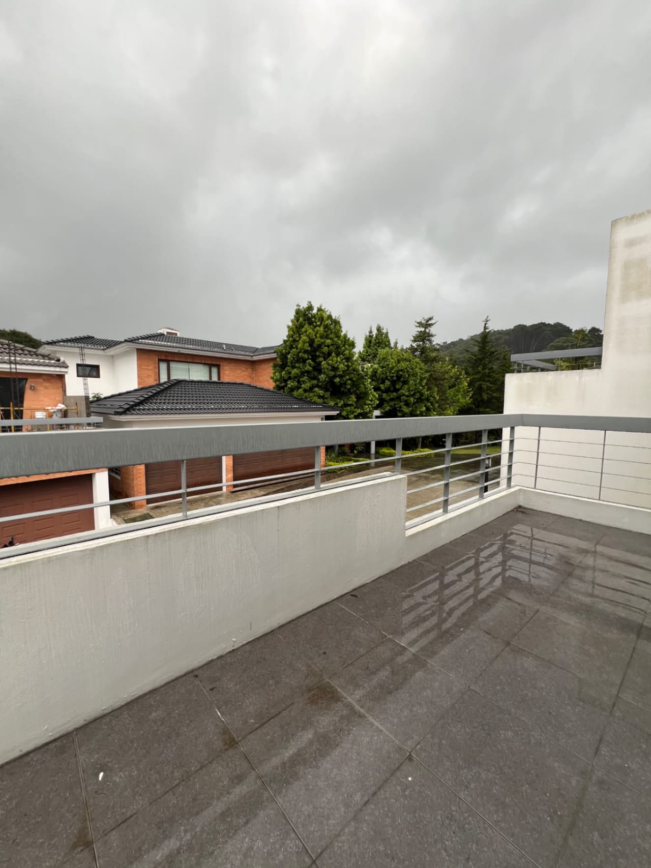 Muxbal Casa Venta Dentro de Condominio Privado, 3 Dormitorios, Salón de Juegos con Salida a Jardín y Baños Completos, 365 MTS2, 2 Parqueos, 3 Diferentes Accesos, $580,000 Dólares — Casa en Venta en Muxbal, Guatemala, Ciudad — foto 8 de 17